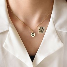 "🐾Upload a photo of your fur baby paw print or nose print to customize a unique pet paw print necklace to express your love for your pet. Simple and sophisticated pet paw print necklace makes a great pet memorial gift for any pet lover or dog/cat mom around you.  Forever with your beloved pet, it is a keepsake jewellery piece with special meaning. 💝It can be an ideal gift for Christmas, Thanksgiving, New Year, Valentine's Day, Mother's Day, Anniversary, Birthday, etc. It is the most suitable surprise gift for for a dog mum, dog dad, pet lover, girlfriend, boyfriend, brother, sister, best friend, yourself or someone you cherish. ♡ - INTRODUCTION - ♡ - Material: 925 Sterling Silver & Titanium - All our jewelries are handcrafted at our workshop - Disc diameter: 11 MM(0.43 inch) - Chain styl Cat Paw Necklace, Paw Necklace, Pet Memorial Necklace, Necklace Cat, Pet Paw Print, Pet Jewelry, Paw Print Necklace, Paw Print Charm, Mom Ring