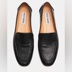 Steve Madden Women’s Fitz Loafers Black & Tan
Size 6.5
Amazing condition like new w/ absolutely no flaws other than slight creasing from the way it was stored as the quality and look are like new Steve Madden Store, Leather Wear, Black Loafers, 5 Inch Heels, Women's Flats, Women Men Shoes, Dress Sandals, Leather Slip Ons, Loafers For Women