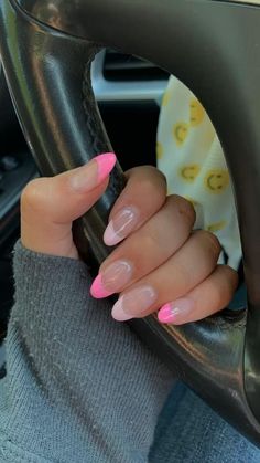 Light pink & bright pink manicure. Trendy nail design for summer 2022. Nails Yellow, Simple Acrylic Nails, Cute Gel Nails, Summer Acrylic Nails, Pink Acrylic Nails, Oval Nails, Dipped Nails