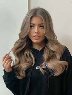 Hair Ideas Dark Blonde, Honey Ash Brown Hair Balayage, Dark Blonde Inspo Hair, Dark Blonde And Brown Hair, Blonde Hair Sandy, Sandy Brown Blonde Hair, Sandy Dark Blonde Hair, Darkest Blonde Hair, Solid Bronde Haircolor