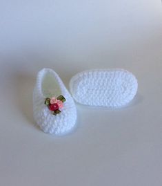 Comfortable White Closed Toe Booties, Cute Hand Knitted Round Toe Booties, Handmade Cute Booties, Spring White Booties As Gift, Cute Yarn Booties As A Gift, Cute Yarn Booties As Gift, Handmade White Closed Toe Booties, Crochet Yarn Booties As Gift, Crochet Yarn Booties With Round Toe