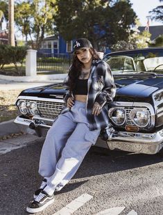 90s Fashion Chicana, Lowrider Outfits For Women, Cholo Girl Outfits, Cholo Outfits For Women, Chola Costume Ideas, Chola Halloween Costumes, Gangster Girl Aesthetic Outfits, Chicana Photo Shoot