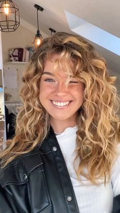 Natural Wavy Hair Highlights, Haircut For Wavy Hair With Bangs, Blonde Highlights Wavy Hair, Blond Wavy Hair, Long Wavy Hair Natural, Wavy Hairstyles Tutorial, Medium Length Wavy Hair, Wavy Hairstyles Medium, Blonde Wavy Hair