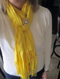 Scarf tying trick- Fold scarf in half. Loop around neck. Pull only one strand of the scarf through the loop. Twist loop, then pull other strand through, finish with a cute pin or fabric flower! Fold Scarf, The Loop, Mellow Yellow, Mode Vintage, Dandy, Fashion Sense