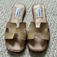 Steve Madden Haydn Raffle Sandal Size 6.5. Never Worn Elegant Gold Sandals With Woven Sole, Gold Straw Sandals With Round Toe, Chic Gold Sandals With Woven Sole, Elegant Woven Open Toe Sandals, Raffia Sandals, Shoes Steve Madden, Steve Madden Shoes, Women's Shoes Sandals, Steve Madden