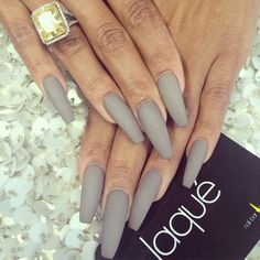 Matte taupe coffin nails. Wanna try this but in a stiletto shape. Photo from @laquenailbar on Instagram. Grey Matte Nails, Grey Nails, Coffin Nails Matte, Gray Nails, Creative Nails