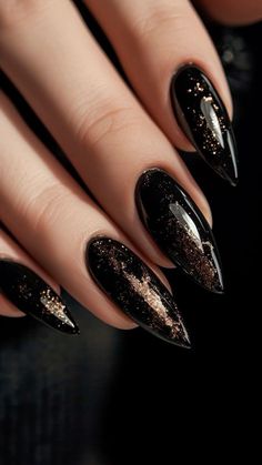 Chaotic Nails, Short Nails Classy, Back To School Nail Designs, School Nail Designs, Square Short Nails, Nail Art Elegant, Fresh Nail Art, Classy Black Nails, White Nails With Gold