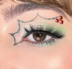 eye makeup😍 Easy Christmas Eye Makeup Ideas, Mistletoe Makeup, Goth Christmas Makeup, Cool Makeup Ideas, Christmas Eyeliner, Cool Makeup, Christmas Eye Makeup, Eyes Eyeliner, Makeup Christmas