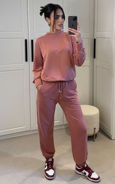 Co Ord Sweats Outfit, Pink Tracksuit Outfit, Sydney Outfits, Pink Workout Clothes, Optical Illusion Dress, Pink Sweatshirts, Pink Tracksuit, Winter Date Night, Sweats Outfit