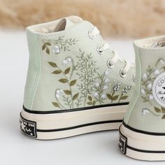 Embroidered Converse Shoes Embroidered Converse High Tops, Boty Converse, Style Taylor Swift, Mode Converse, Cute Converse Shoes, Embroidered Sneakers, Embroidered Converse, Cute Converse