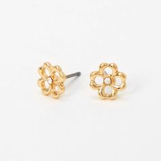 If you love daisies, then these super cute earrings are a must-have! Perfect for springtime, this pair of earrings feature a daisy flower on each stud with a faux crystal in the center. Finish: Gold-tone Closure: Post back Material: Metal - Claire's Gold Daisy Flower Stud Earrings A Daisy Flower, Dr Closet, Flower Stud Earrings, Fashionable Jewelry, Flower Stud, Flower Earrings Studs, Jewelry And Accessories, Flower Studs, Metal Style