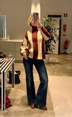 Lunch Fall Outfit, 70s Inspired Fall Fashion, Autumn Colour Outfits, Seattle Aesthetic Outfit, Bootcut Jeans Outfit, Look Adidas, Estilo Indie, London Outfit