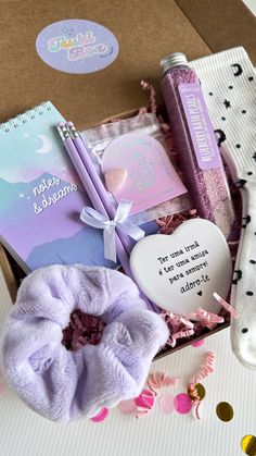 gift box em tons de lilás, com meias com luas e estrelas, pérolas de banho de mirtilo, cristal quartzo rosa, iman com mensagem personalizada para a irmã, bloco de notas e lápis de carvão Easy Birthday Gifts, Gift Boxes For Women, Birthday Gifts For Teens, Graphic Design Packaging, Girly Gifts, Diy Birthday Gifts