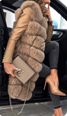 Fur Coat Outfits, Reception Dress Short, Career Fashion, Outfit Inspo Casual, Coat Outfits, Fur Fashion, Autumn Outfit, Outfit Inspo Fall, Outfits Aesthetic