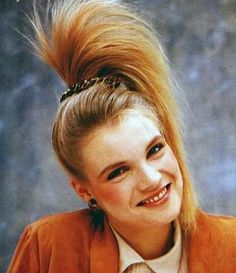 16 coupes de cheveux atroces qu'on ne voit plus aujourd'hui mais qui étaient totalement à la mode dans les années 80 ! 80s Ponytail, 80s Hairstyles For Long Hair, 80s Haircuts, 80s Hair Styles, 80's Hairstyle, Hairstyles Female, Side Ponytails