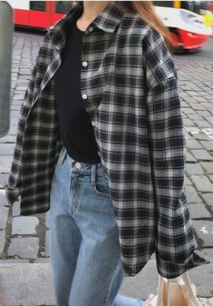 Tumblr Era Aesthetic, Flanel Outfit Woman, Casual Outfits Flannel, Tumblr Girly Aesthetic Grunge, Flannel Outfits Korean, Clothes Style Ideas, Outfits Aesthetic Ideas, Black Plaid Outfit, White Flannel Outfit