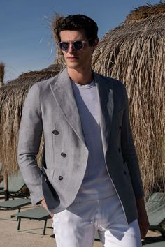 Composition: 100% linen, woven in Italy - 340gColor: GreyHalf canvas constructionPeak lapels, width of 10.5 cmNatural shoulders (no padding)"Barchetta" chest pocket Functional buttonholesPatch pocketsUnlinedDrop 6Made in Italy  Model is 191 cm and wears size 50 (IT-EU) / 40 (US-UK). MIX AND MATCH: Get a full linen suit Mix & Match, Herringbone Jacket, Grey Herringbone, Houndstooth Jacket, Safari Jacket, Corduroy Blazer, Men's Jackets, Flannel Jacket, Linen Suit