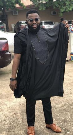 Black Kaftan For Eid, Traditional Black Agbada For Ceremonies, Black Ceremonial Kaftan For Eid, Black Kaftan With Traditional Patterns For Eid, Traditional Black Agbada With Dabka, Festive Black Kaftan With Traditional Patterns, Traditional Black Agbada With Dabka Detailing, Black Thobe For Eid And Traditional Ceremonies, Elegant Black Agbada For Eid