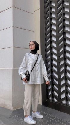 Minimalist Hijab Outfit Summer, Chemise Outfit Hijab, School Hijab, Hijab Outfit Summer, Outdoor Outfits, Oversize Outfit, Dark Girl, Find Style, Black Hijab