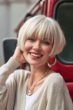 Kurze blonde Haare mit Pony: 57+ frische Looks - hairtastic.de Micro Bob Haircut With Bangs, Short Hair Cuts For Oval Faces Women, Short Haircuts Ideas, Short White Hair, Chin Length Hair, Bob Haircut For Fine Hair