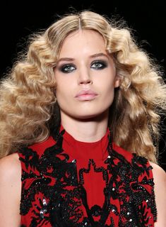 This beautiful 70's inspired hair was created by crimping at Just Cavalli 70s Inspired Hair, 70s Editorial, 80s Glamour, Hair Editorial, Disco Hair, Runway Hair, 70s Hair, 70s Party, Runway Beauty