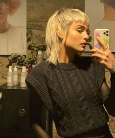 Wolfcut Undercut, Curly Hairstyles For Girls, Wallpaper Rap, Shot Hair, Best Short Hairstyles, Girl Mullet, Hype Wallpaper