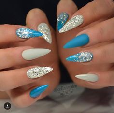 Blue Stiletto Nails, Frozen Nails, Pink Stiletto Nails, Unghie Sfumate, Pointy Nails, Stiletto Nail Art, Nails Stiletto, Blue Acrylic Nails, Stiletto Nails Designs