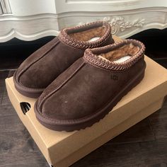 Women Tasmans Uggs Chocolate Brown Brand New Size 7 Forest Night Ugg, Brown Fall Shoes, Chocolate Brown Uggs, Women Shoes 2024 Trends, Fall Shoes Aesthetic, Dark Brown Uggs Outfit, Cute Brown Shoes, Dark Brown Uggs, Chocolate Uggs