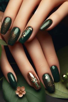 Stunning deep green Christmas nails adorned with shimmering gold glitter dust. Festive and elegant, these are the perfect way to celebrate the holiday season. The deep green polish is rich and luxurious, while the gold glitter dust will add sparkle and glamour. Green And Bronze Nails, Deep Green Christmas Nails, Ombre Bails, Green Gold Christmas Nails, December Nail Colors, Dark Green Christmas Nails, Bronze Nails, 23 Style