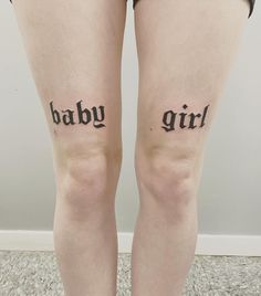 Above Knee Text Tattoo - A Minimalist Design for Personal Expression Knee Text Tattoo, Over The Knee Tattoo, Tattoo Above Knee, Tattoo With Meaning, Above Knee Tattoo, The Knee Tattoo, Word Ideas, Tattoo Over Scar