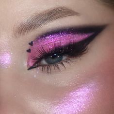 Black Pink Eye Makeup, Black And Pink Makeup Looks, Pink Glitter Makeup Looks, Pink Eye Looks, Black And Pink Makeup, Pink And Black Makeup, Witch Boutique, Pink Makeup Looks, Make Com Glitter