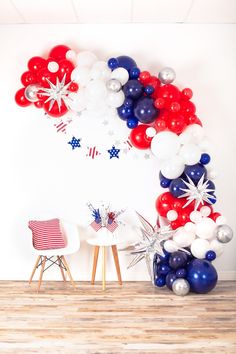 the balloon arch is decorated with stars and stripes