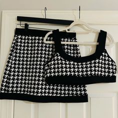 - Never Worn (Nwot) - Size Xl Us 12 - White And Black Checkerish Pattern - Stretchy & Comfortable Material - Super Cute For Game Days, Summer, Concerts, Going Out & More! - Skirt And Top - Great Condition Fitted White Houndstooth Top, Black And White Crop Top, Black And White Crop Tops, Summer Concerts, Skirt And Top, Shein Tops, White Crop, White Crop Top, Skirt Top