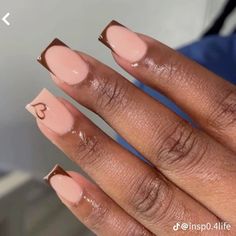 Acrylic Nails With Design On One Nail, Trendy Nails For Wedding Guest, Nail French Tip Designs Short, Cute Short Nail Ideas French Tip, Short Brown Nails Ideas Square, Brown Baddie Nails Short, Nails Acrylic On Dark Skin, Brown Biab Nails, Fall Nails Black Women Short