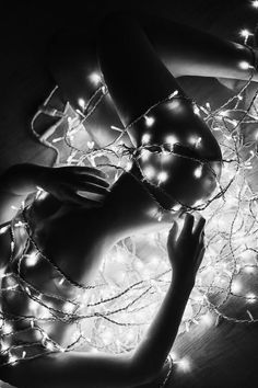 Christmas Lights Photoshoot, Christmas Light Photography, Boudiour Poses, Christmas Poses, Light Shoot, Bouidor Photography, Holiday Photoshoot, Photography Posing Guide, Posing Guide