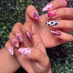 Western Glam Nails, Almond Nails Designs Western, Hot Pink Cowgirl Nails, Western Barbie Nails, Pink Cowboy Nails, Cowgirl Nail Designs, Pink Cowgirl Nails