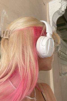 Aesthetic Pink Highlights, Strawberry Shortcake Hair, Barbie Old, Pink Peekaboo Hair, Underdye Hair, Under Hair Color, 2010 Barbie, Pink Hair Streaks, Blonde Mermaid