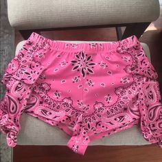 *Women's Colorful Pink Pretty Paisley Ruffled Comfy Shorts *Available Sizes: S-Xl *Condition: New. Ships With Usps. *Color: Pink *Available Sizes: S-Xl Bohemian Shorts With Ruffles, Stretch Paisley Print Bottoms For Summer, Paisley Print Short Beach Bottoms, Paisley Print Shorts For Beach, Short Paisley Print Beach Bottoms, Paisley Print Beach Shorts, Floral Wrap Skirt, Lululemon Hotty Hot Shorts, Hotty Hot Shorts