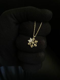 "Embrace the winter spirit with this stunning mozaite snowflake pendant necklace. Crafted from high-quality materials, this elegant piece captures the beauty of a snowflake and adds a touch of sparkle to any outfit. Perfect for layering or wearing alone, this necklace makes a great gift for winter lovers or a stylish addition to your jewelry collection. ∙ DETAILS & MATERIALS ∙ -  Material:925 Sterling Silver - Necklace Height: 0.60 inç - Necklace Width: 0.60 inç - Chain Length: 17.71 inches - Ma Winter Lovers, Great Anniversary Gifts, Snowflake Necklace, Winter Jewelry, Real Gold Jewelry, Snowflake Pendant, Jewelry Workshop, Dainty Necklace, Elegant Gift