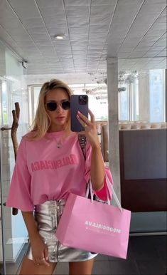 Relaxed Party Outfit, California Summer Outfits, Pink Barbie Outfits, Barbie Aesthetic Outfit, Barbiecore Outfit, Build A Capsule Wardrobe, Barbie Vibes, Looks Street Style