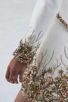 Estos detalles tan espectaculares son de la colección de Alta costura de Channel. ¡Quiero este vestido! :) Chanel Fall 2014, Detail Couture, Couture 2014, Elie Saab Couture, Couture Embroidery, Chanel Haute Couture, Gold And Red, Couture Details, Fall 2014