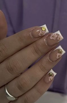 Mexican Nails Short, Short Nail Inspo French Tip, French Tip Gold Nails, Latina Nails Short, Barro Nails Mexican, Leo Season Nails, French Tip Gold, Nails Mexican, Cutesy Nails