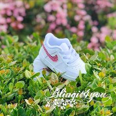 P A C K A G E ◾ C O N T E N T S ♥ 1 PAIR BABY OR TODDLER NIKE AIR FORCE 1 SHOES CUSTOM MAKE WITH SWAROVSKI® CRYSTAL ♥ CHOICE OF FINISH: 2 SWOOSHES, 4 SWOOSHES, BACK STRIPS, BACK SWOOSHES OR OTHER PARTS ♥ CHOICE OF SIZE: BABY CRIB BOOTIES (1C-4C) OR WALKER TODDLER (5C-10C) ♥ LISTED ITEM WAS MADE WITH ROSE SWAROVSKI® CRYSTAL DETAIL DESCRIPTION AS BELOW ♥ FINISH: CRYSTALLIZING OPTION (1) OUTER 2 NIKE SWOOSH LOGO (2) INNER + OUTER ALL 4 NIKE SWOOSH LOGO (3) OUTER 2 NIKE SWOOSH LOGO + BACK SWOOSHES O Rhinestone Nike, Adidas Nmd Black, Baby Nike Shoes, Dancing Shoes Wedding, Toddler Nike Shoes, Bedazzled Shoes, Baby Converse, Baby Nike, Nike Neon