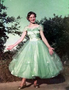 Charming 1950s prom dress, vintage photo of Janice Marie Stangeland #Prom #1950s #vintagephotography #promdress #vintageprom 50s Prom Dresses, 1950s Prom, 1950s Prom Dress, Prom Vintage, 50s Prom, Zombie Prom, 50s Skirt, Fifties Style, Dresses 1950s