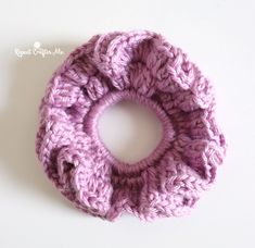 a crocheted scrunch is shown on a white surface with the word,