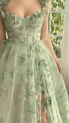 Usaria? conte nos comentários! Fairy Garden Outfit, Fairy Fashion Aesthetic, Matric Ball Dresses, Fancy Gown, Fairytale Gown, Prom Inspiration, Senior Prom Dresses, Corset Dress Prom, Prom Dress Inspiration