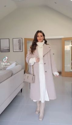 Model Mouth, Mom Outfits Winter, Elegant Fits, Simple Winter Outfits, Winter Wear Women, Boring Clothes, Coat Outfits, Work Wardrobe, Elegant Outfit