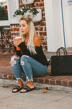 Semi Formal Mujer, Slides Outfit, Looks Jeans, Drinking Coffee, Weekend Outfit, Autumn Outfit, Mom Outfits, Spring Summer Outfits, Fashion Street