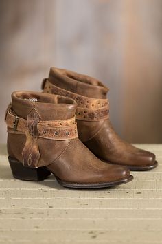 Image Cowgirl Ankle Boots, Short Cowboy Boots, Ankle Cowboy Boots, Safari Chic, Casual Fashion Trends, Short Leather Boots, High Heel Boots Ankle, Beautiful Boots, Only Shoes