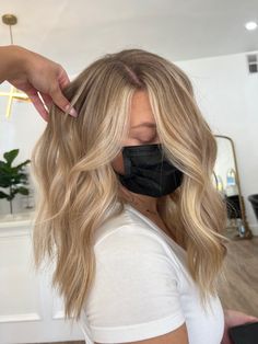 Blonde Hair With Framing Pieces, Medium Length Blonde Balayage With Curtain Bangs, Darker Blonde Balayage Short Hair, Low Maintenance Lived In Blonde, Blonde Beach Highlights, Natural Lived In Blonde Balayage, Lived In Summer Blonde, Dark Blonde Mid Length Hair, Mid Length Blonde Balayage